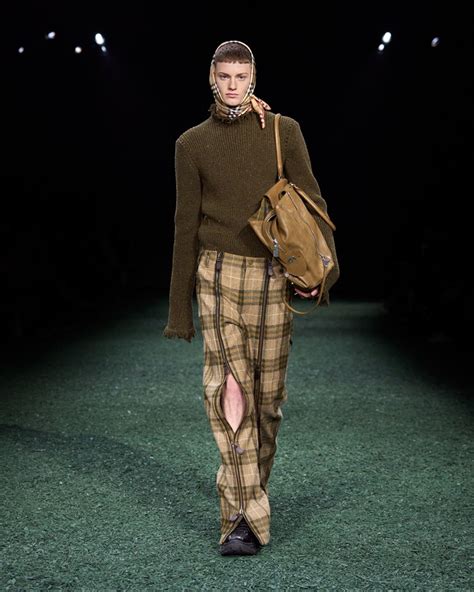 burberry winter 2024 runway green